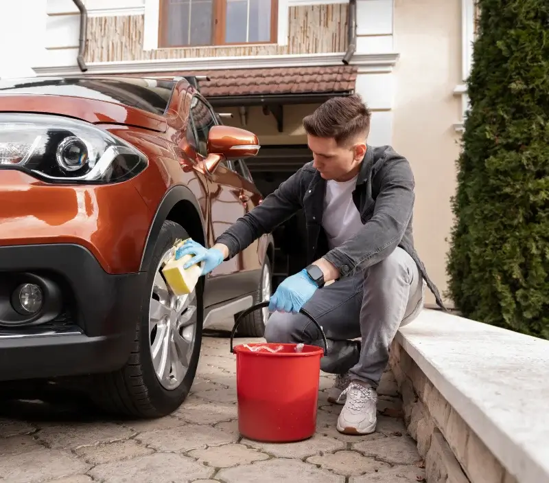 Lavage auto à domicile Vernoil-le-Fourrier : professionnel intervenant sur un véhicule